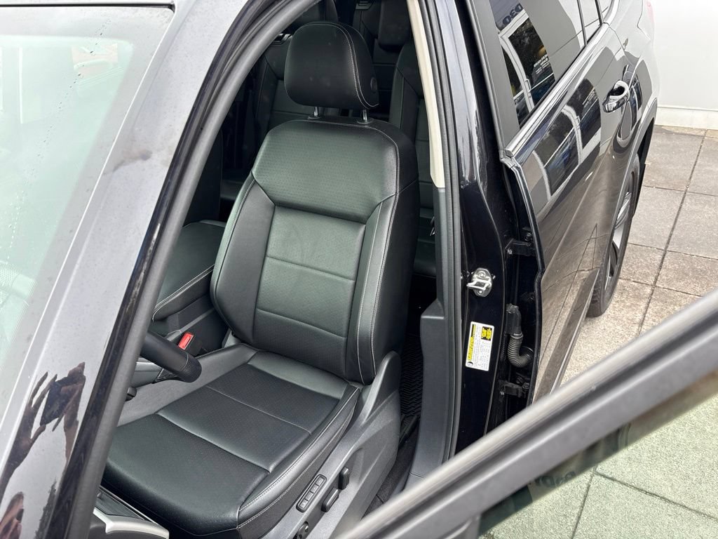 Used 2022 Volkswagen Atlas SEL R-Line AWD/4WD image 12