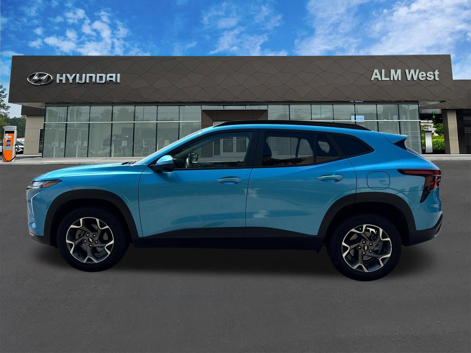 Used 2025 Chevrolet Trax LT FWD image 8