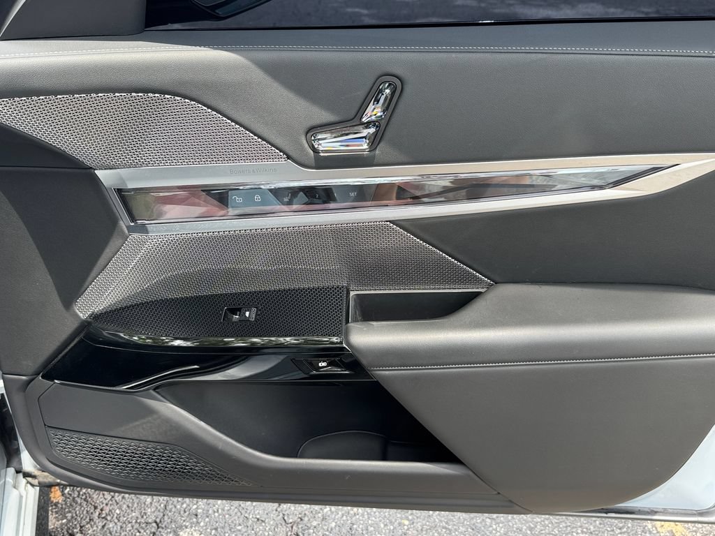 Used 2023 BMW 740i w/ Parking Assistance Package RWD image 19