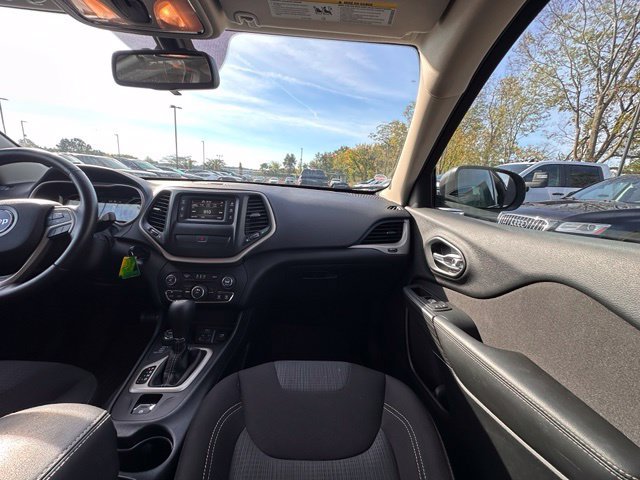 Used 2016 Jeep Cherokee Latitude w/ Cold Weather Group AWD/4WD image 27