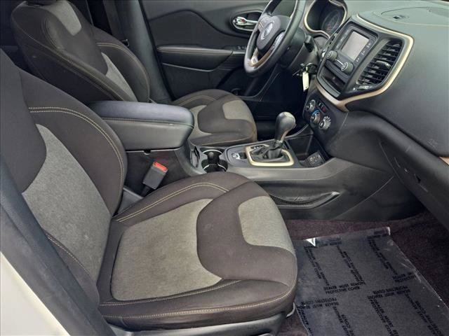 Used 2017 Jeep Cherokee Sport FWD image 19