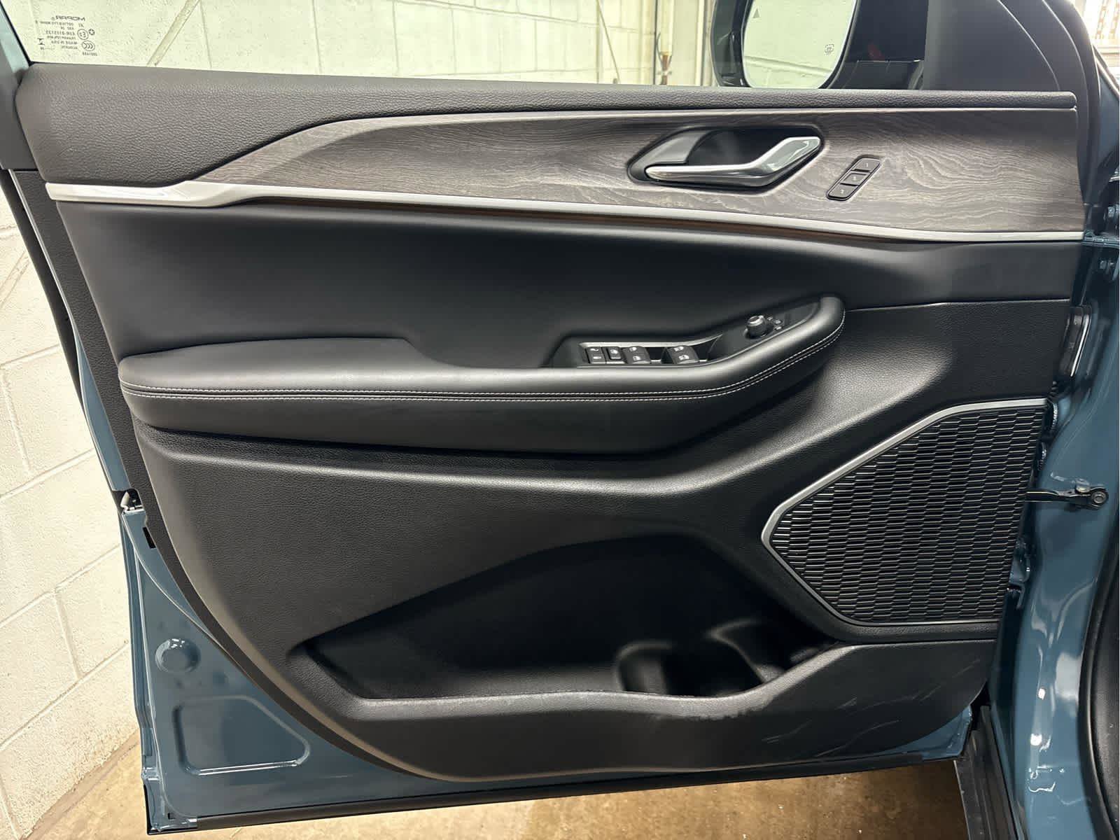 New 2026 Jeep Grand Cherokee L Limited w/ Luxury Tech Group II image 26