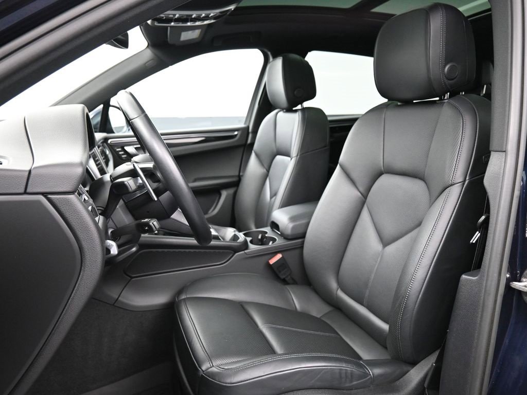 Certified 2023 Porsche Macan Turbo image 5