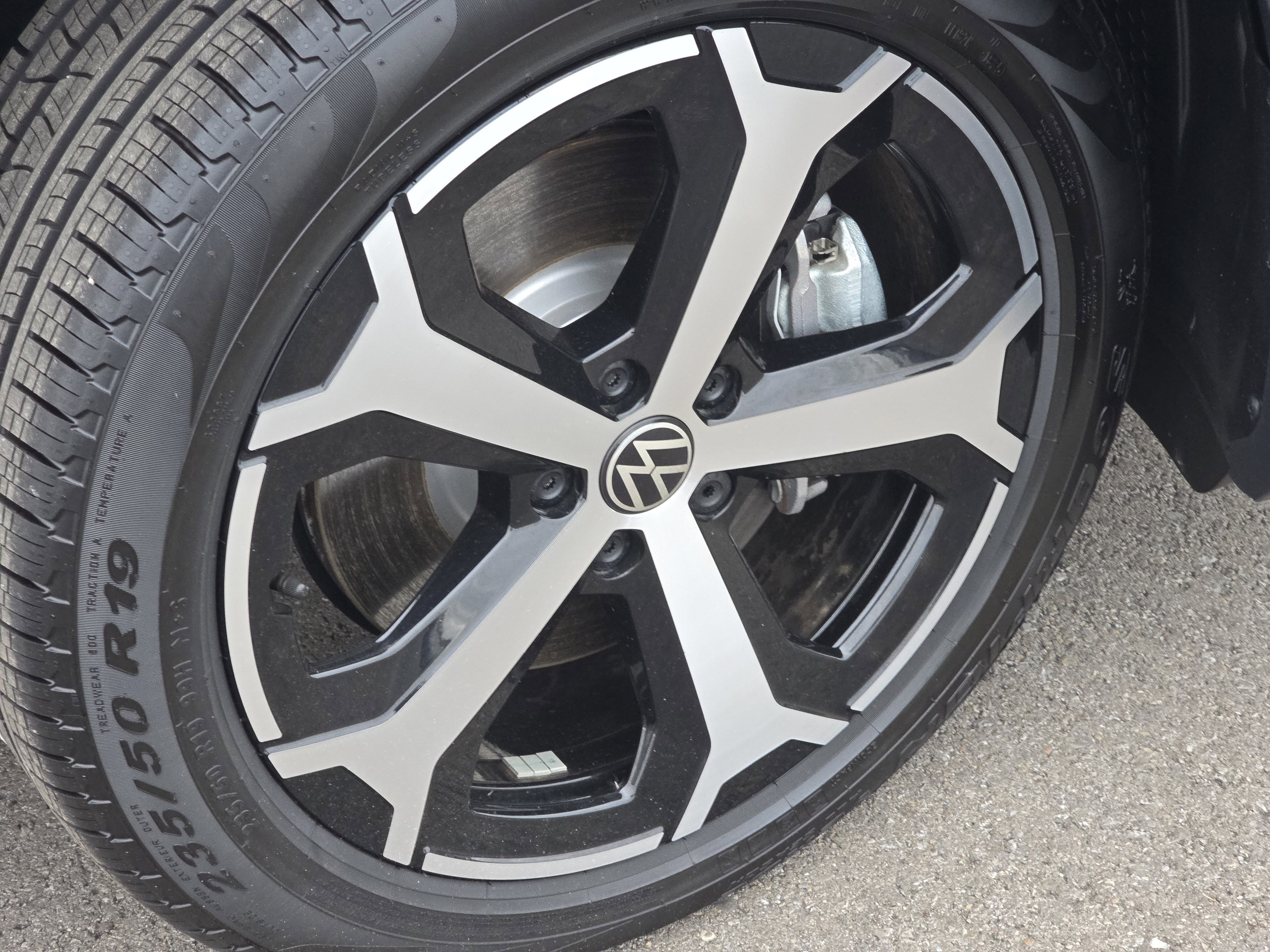 New 2025 Volkswagen Tiguan SE image 14