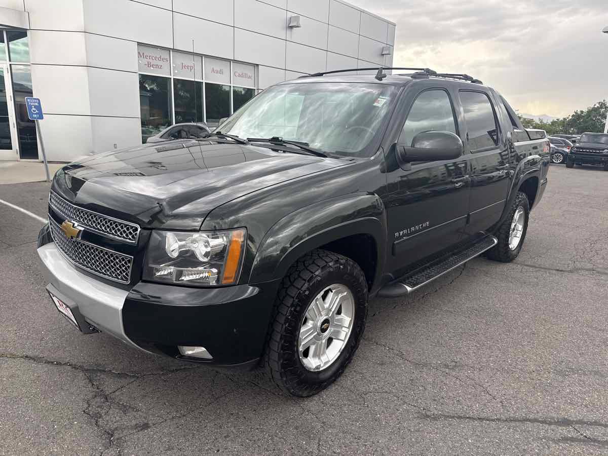 Used 2013 Chevrolet Avalanche LT w/ Suspension Package, Off-Road AWD/4WD image 2