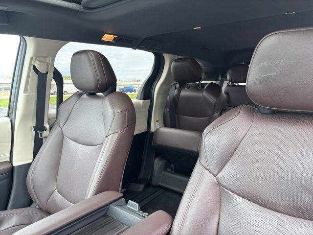 Used 2021 Toyota Sienna Platinum AWD/4WD image 23