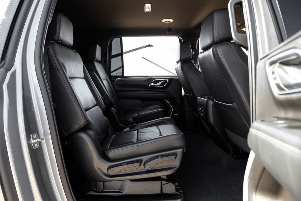 Used 2022 Chevrolet Suburban LT w/ Luxury Package image 38