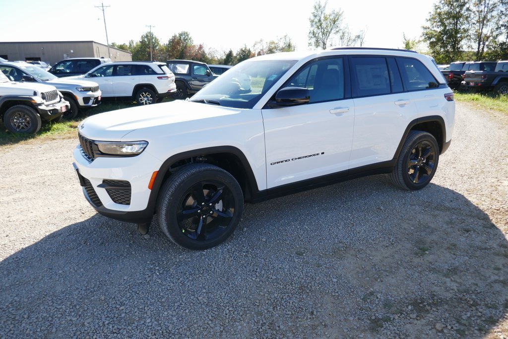 New 2025 Jeep Grand Cherokee Altitude image 7