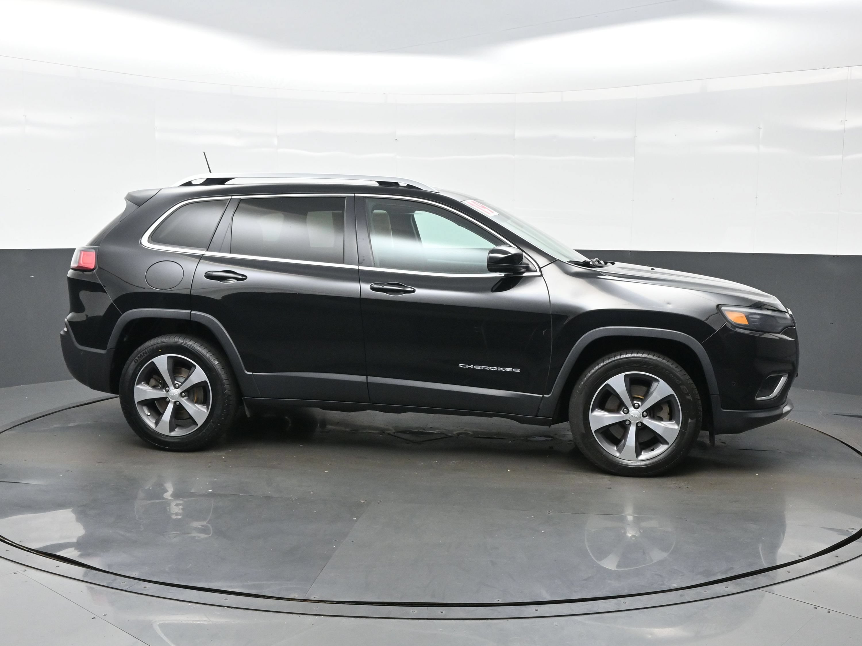 Used 2019 Jeep Cherokee Limited w/ Luxury Group AWD/4WD image 7