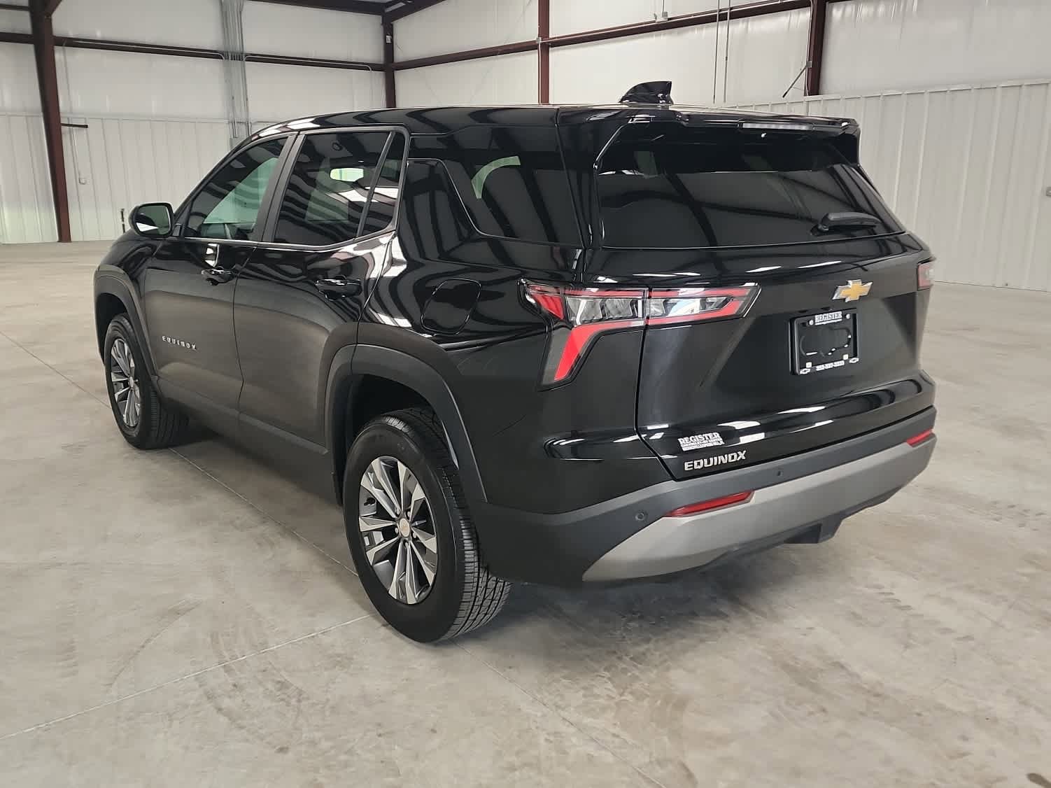 Used 2025 Chevrolet Equinox LT FWD image 3