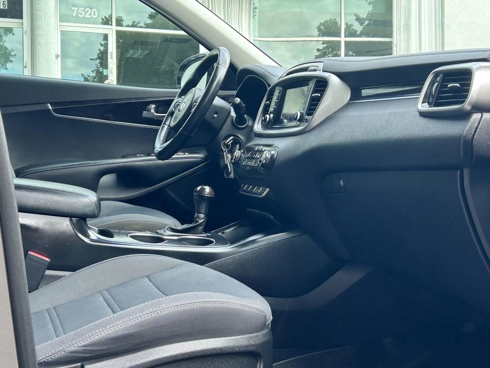 Used 2017 Kia Sorento LX w/ LX Convenience Package image 25