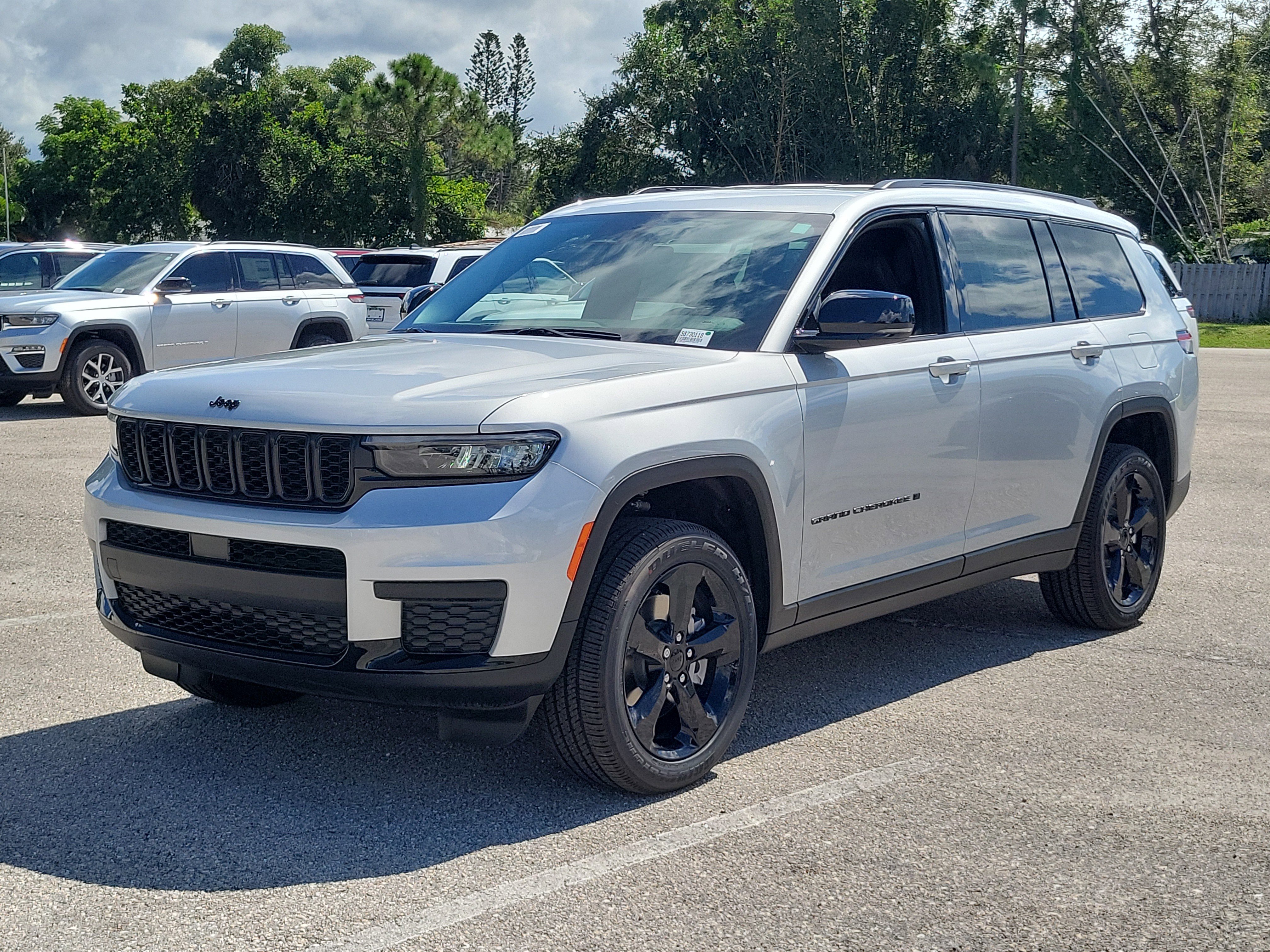 New 2025 Jeep Grand Cherokee L Laredo image 3