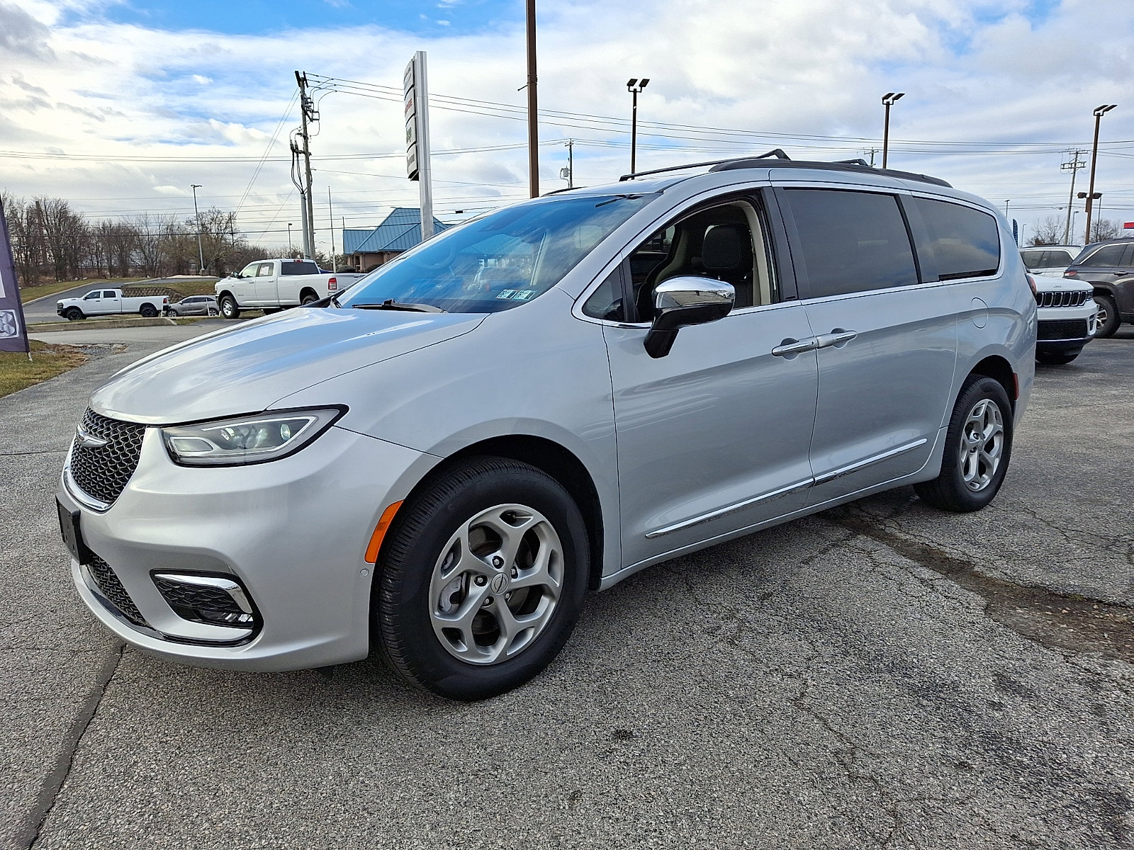 Used 2023 Chrysler Pacifica Limited image 4