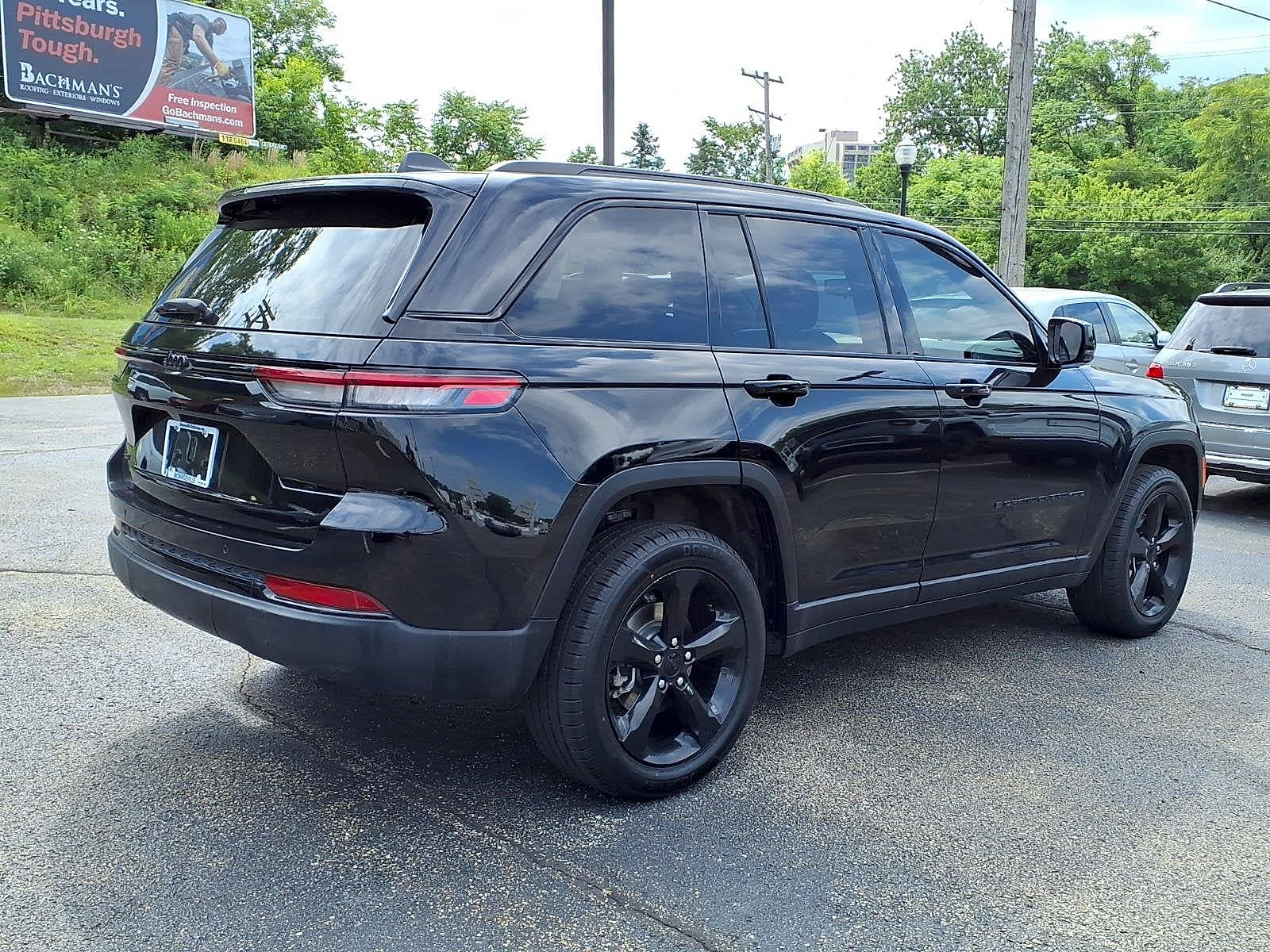 Used 2023 Jeep Grand Cherokee Altitude AWD/4WD image 4