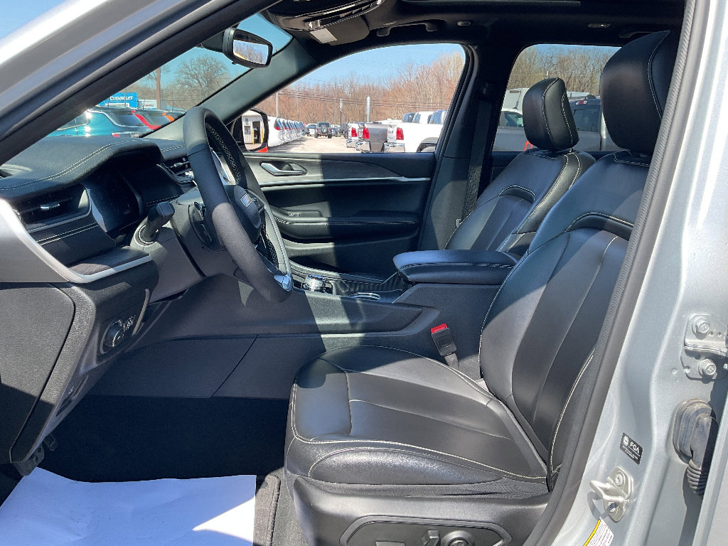 Used 2024 Jeep Grand Cherokee Limited image 8