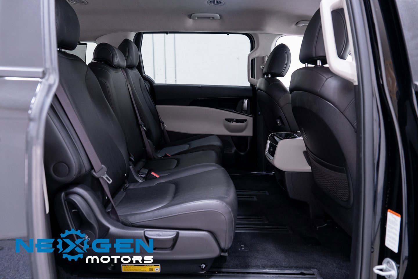 Used 2024 Kia Carnival EX image 45