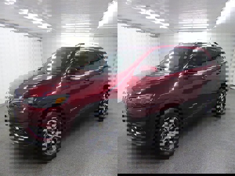 Used 2019 Jeep Cherokee Limited w/ Luxury Group image 3