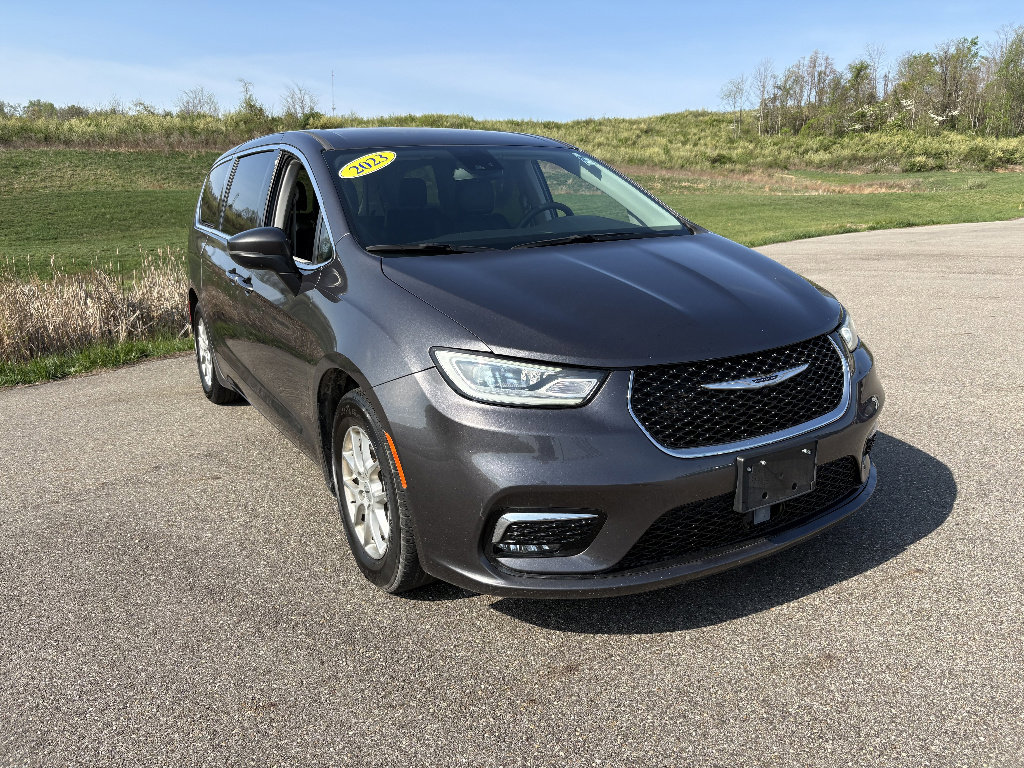 Used 2023 Chrysler Pacifica Touring-L image 7