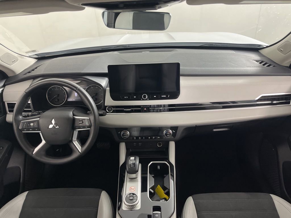 Used 2025 Mitsubishi Outlander SE image 18