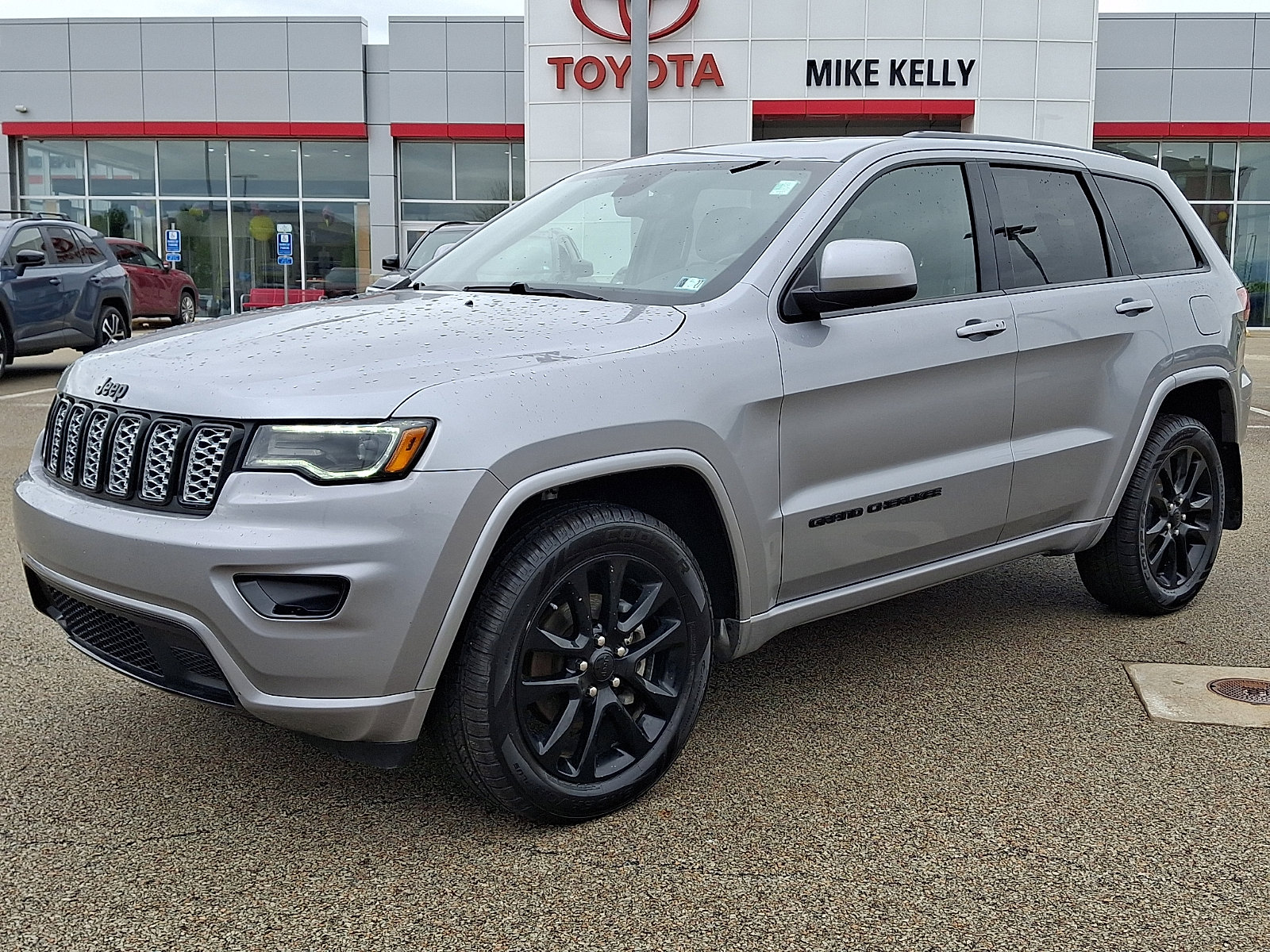 Used 2020 Jeep Grand Cherokee Altitude AWD/4WD image 3