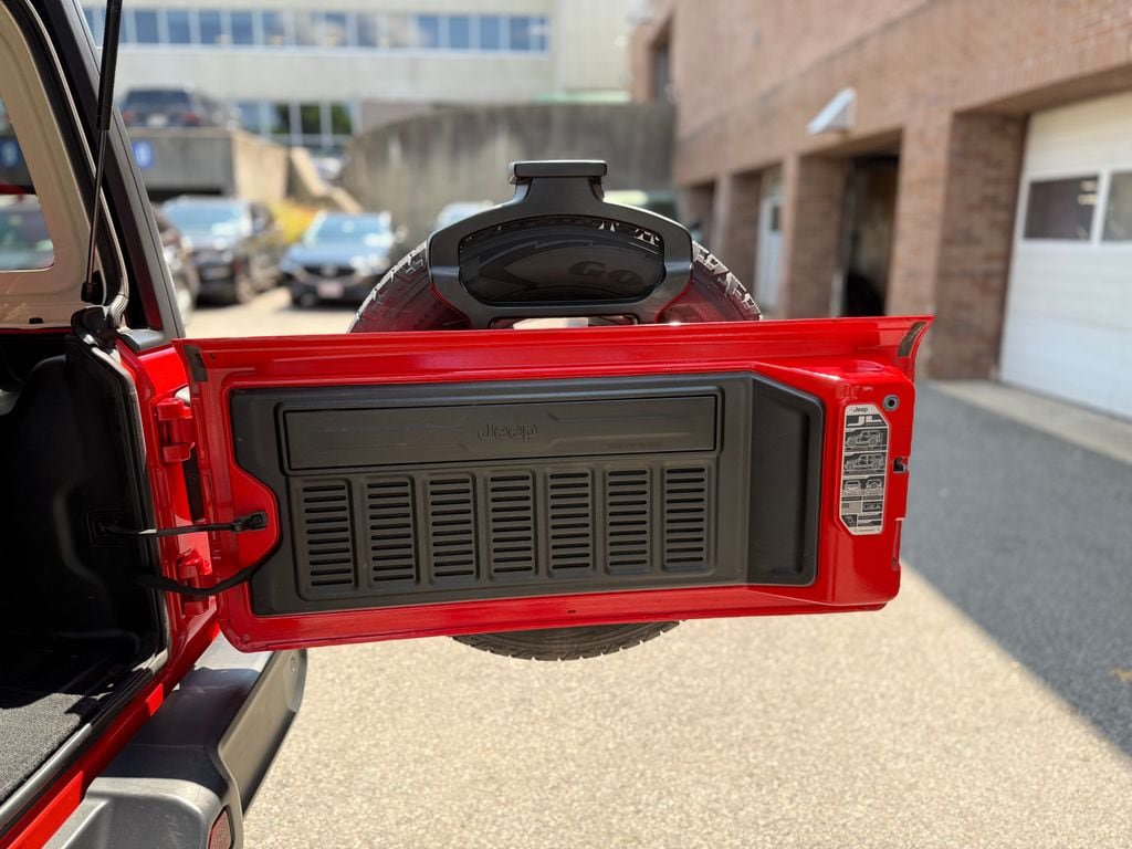 Used 2018 Jeep Wrangler Unlimited Sahara AWD/4WD image 27