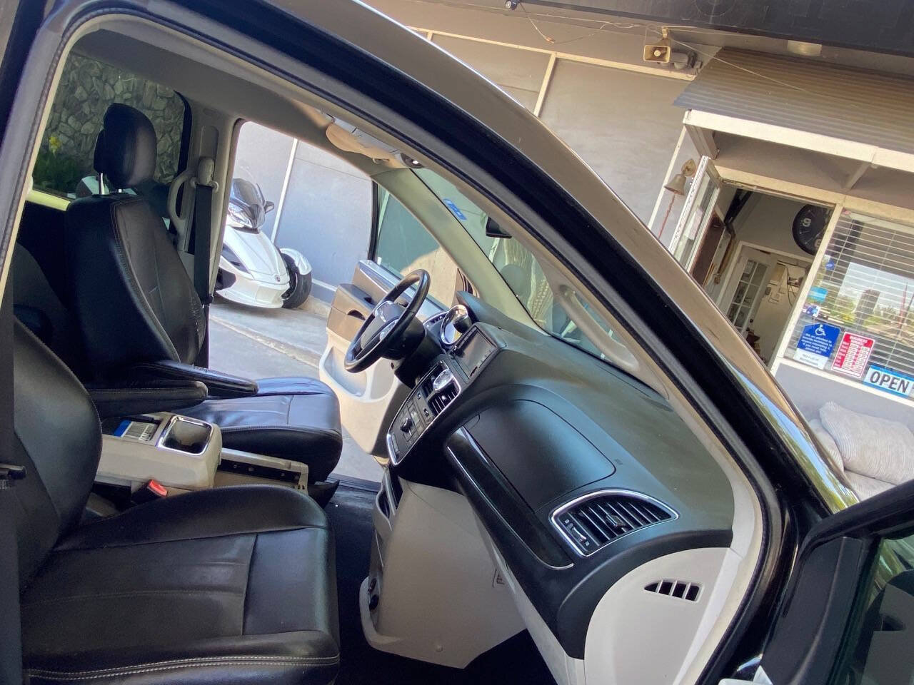 Used 2014 Chrysler Town & Country Touring FWD image 15