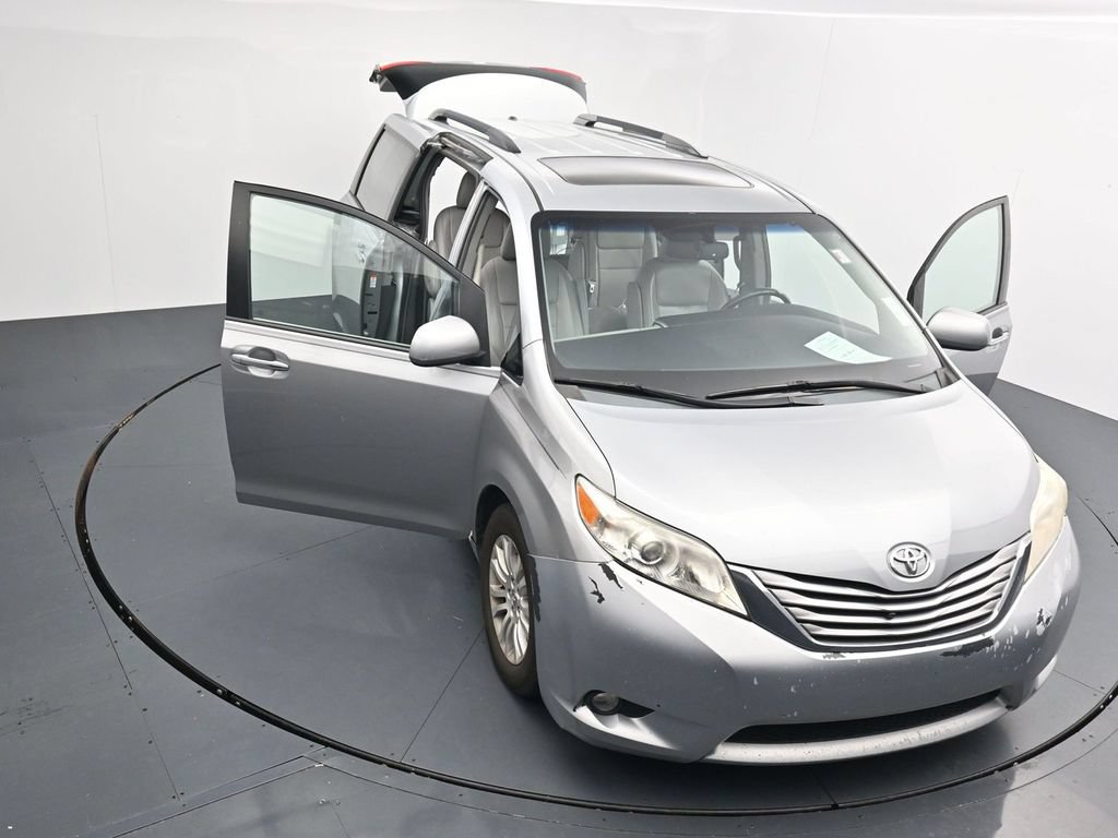 Used 2015 Toyota Sienna XLE w/ Four Season Floor Mat Package FWD image 25