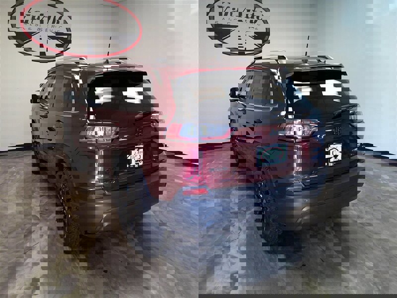 Used 2019 Jeep Cherokee Latitude Plus w/ Cold Weather Group image 11