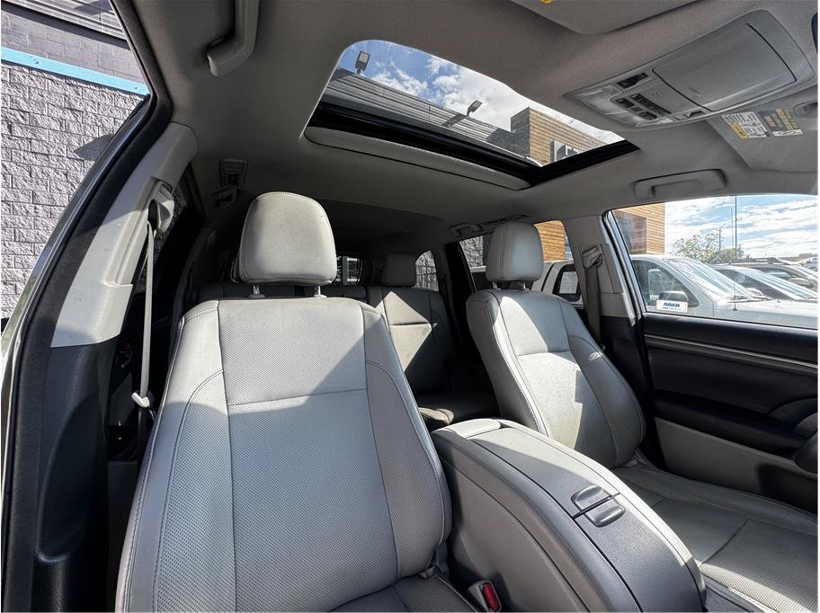 Used 2017 Toyota Highlander Limited w/ Carpet Mat Package AWD/4WD image 4