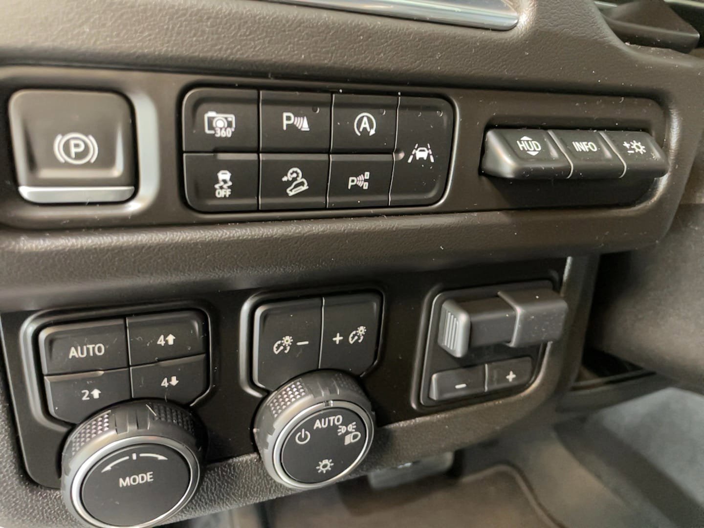 Used 2023 Chevrolet Suburban Premier w/ Advanced Technology Package AWD/4WD image 8