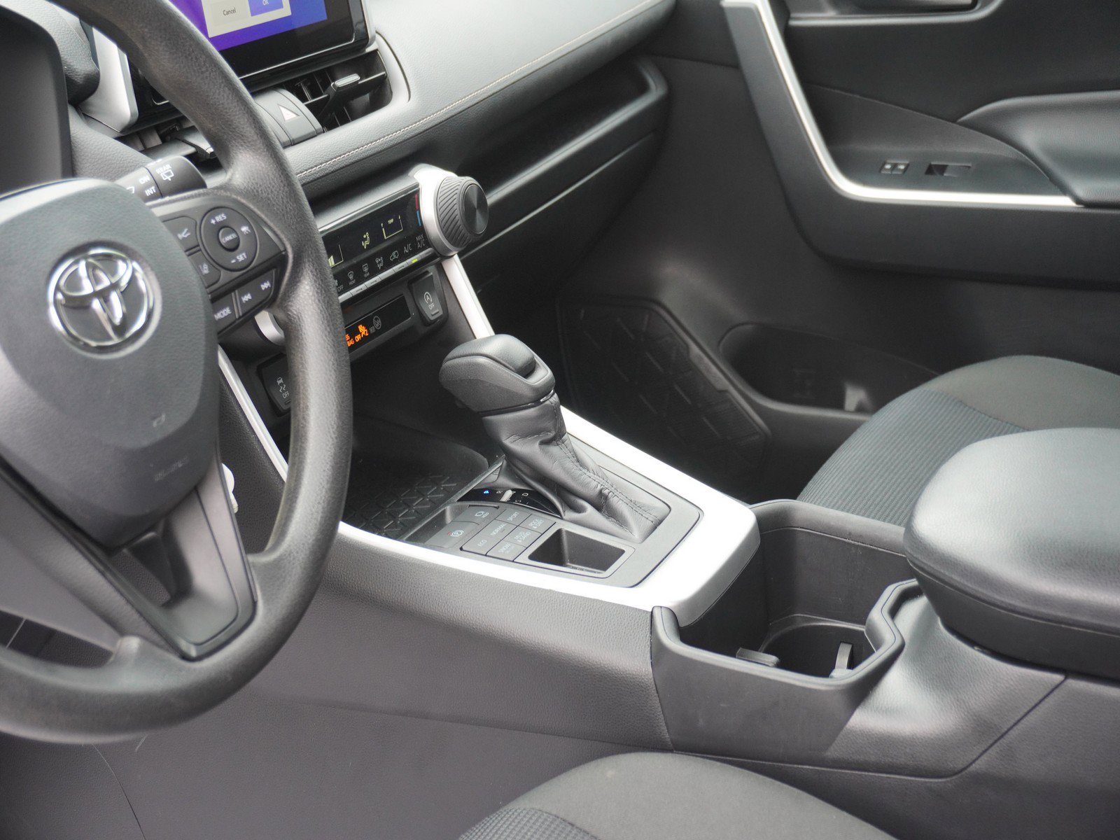 Used 2024 Toyota RAV4 LE AWD/4WD image 19