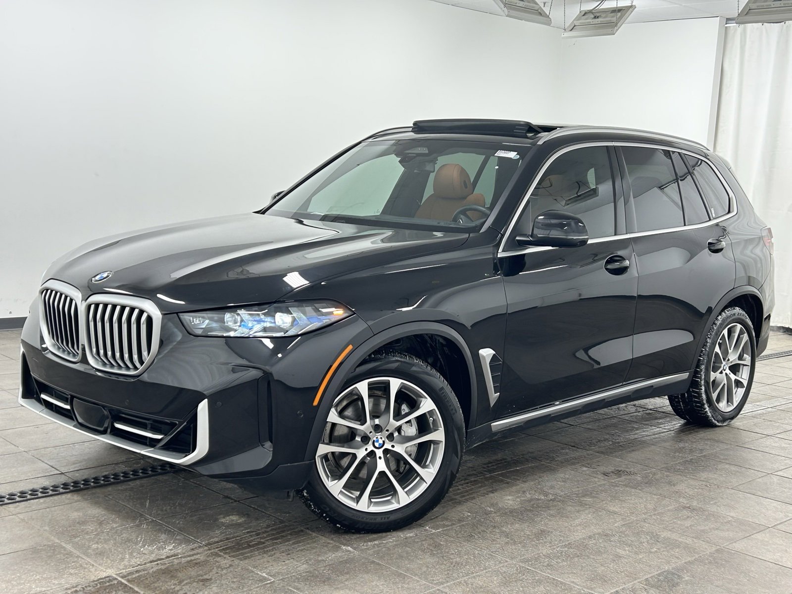 Used 2024 BMW X5 xDrive40i w/ Premium Package image 1