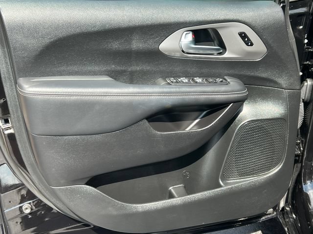 Used 2025 Chrysler Pacifica Select w/ Uconnect Theater Family Group AWD/4WD image 16