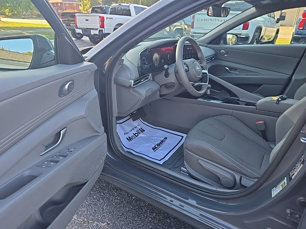 Used 2025 Hyundai Elantra SEL image 12