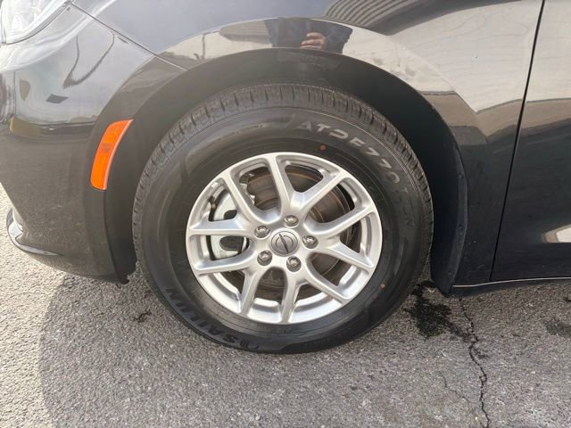 Used 2024 Chrysler Pacifica Touring-L image 13