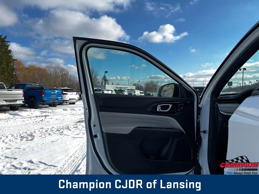 Used 2025 Jeep Compass Limited image 19