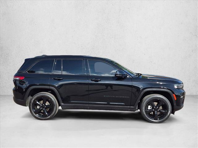 Used 2023 Jeep Grand Cherokee Limited w/ Black Appearance Package AWD/4WD image 4