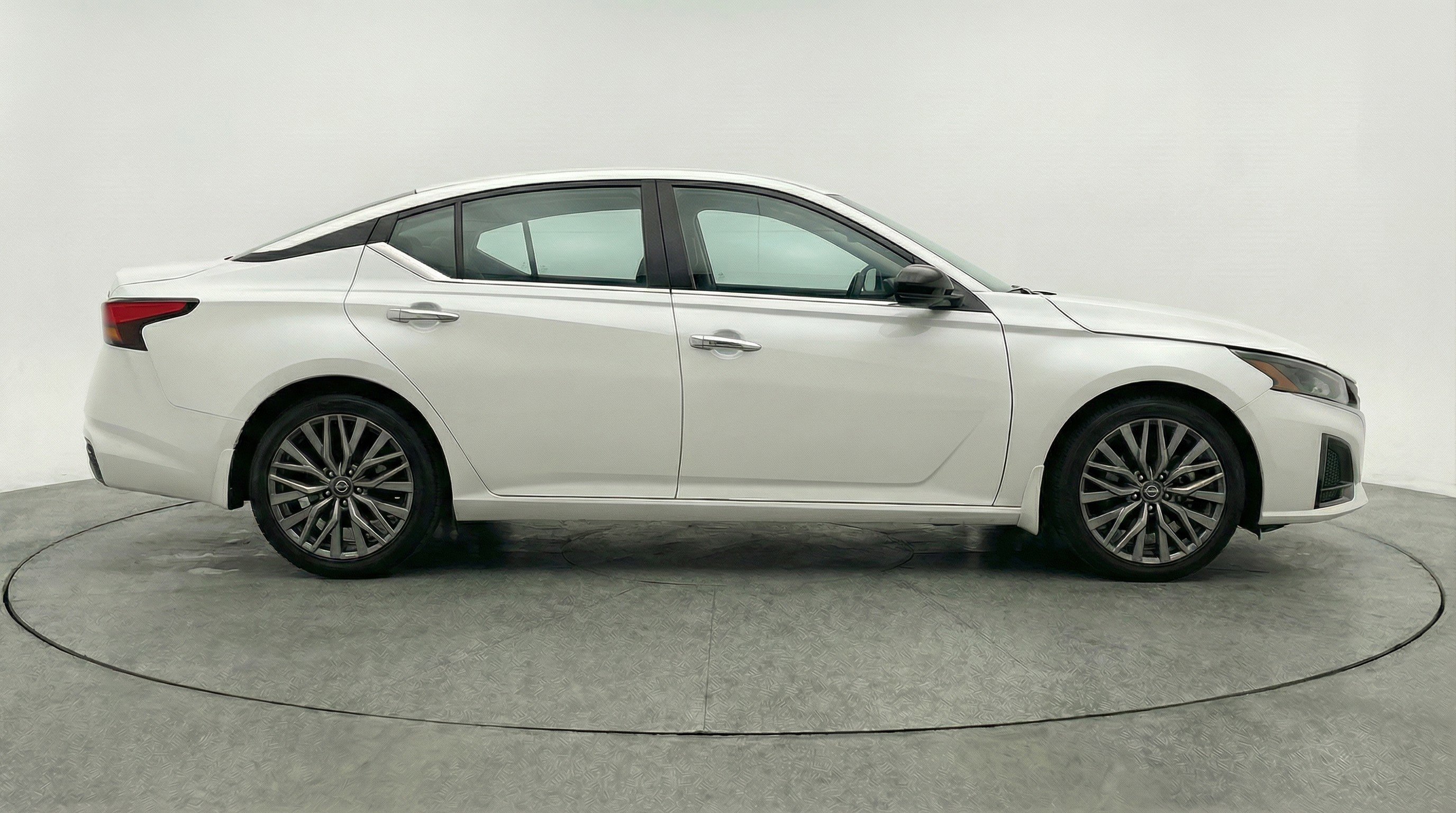 Used 2025 Nissan Altima 2.5 SV FWD image 11