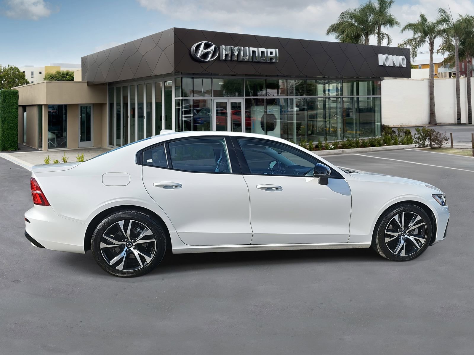 Used 2024 Volvo S60 B5 Core image 2