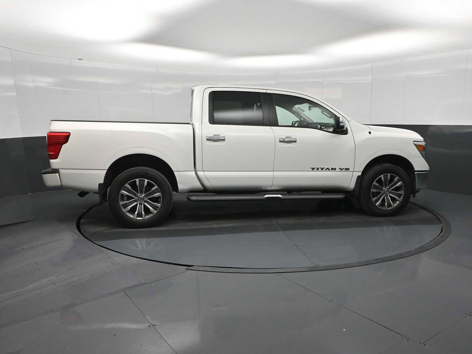 Used 2019 Nissan Titan SL image 9