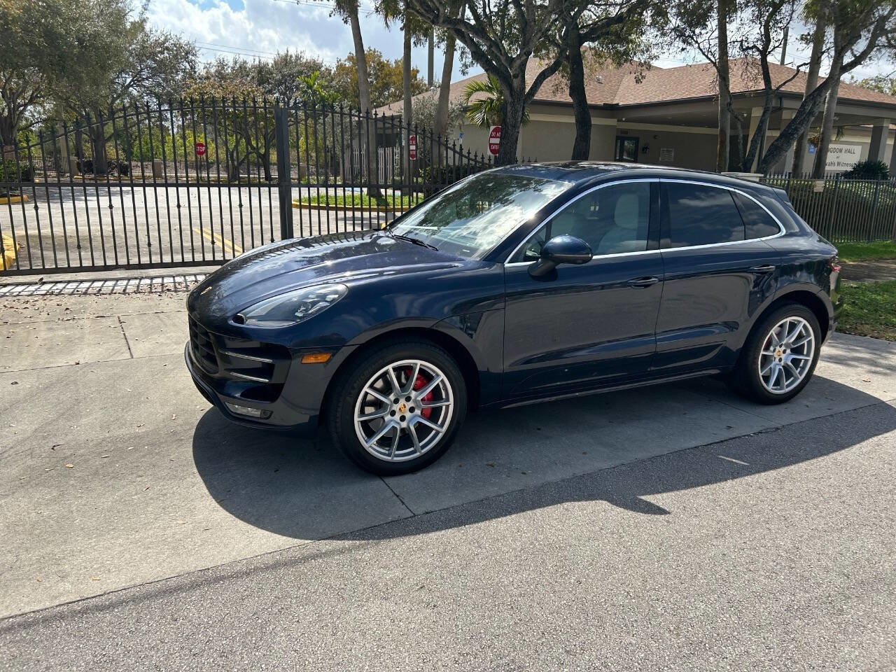 Used 2017 Porsche Macan Turbo image 4