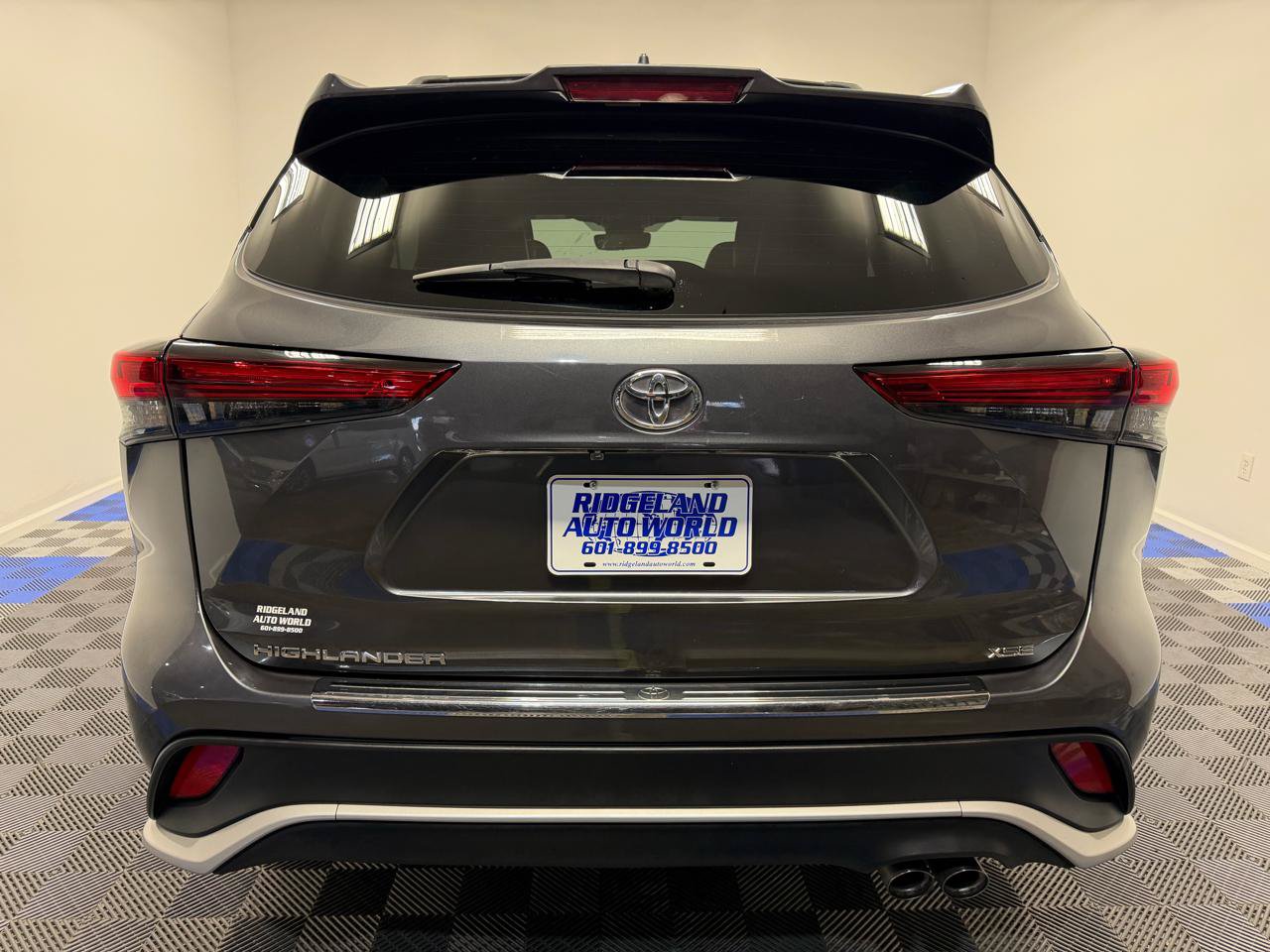 Used 2023 Toyota Highlander XSE FWD image 12