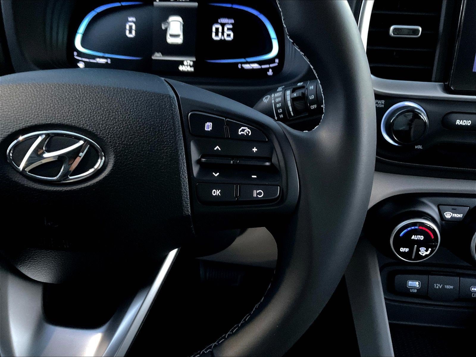 Used 2025 Hyundai Venue SEL FWD image 12
