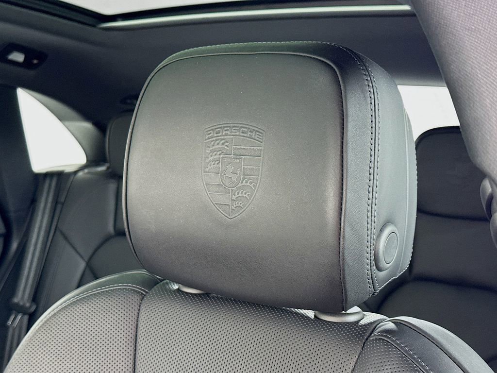 Certified 2025 Porsche Macan image 14