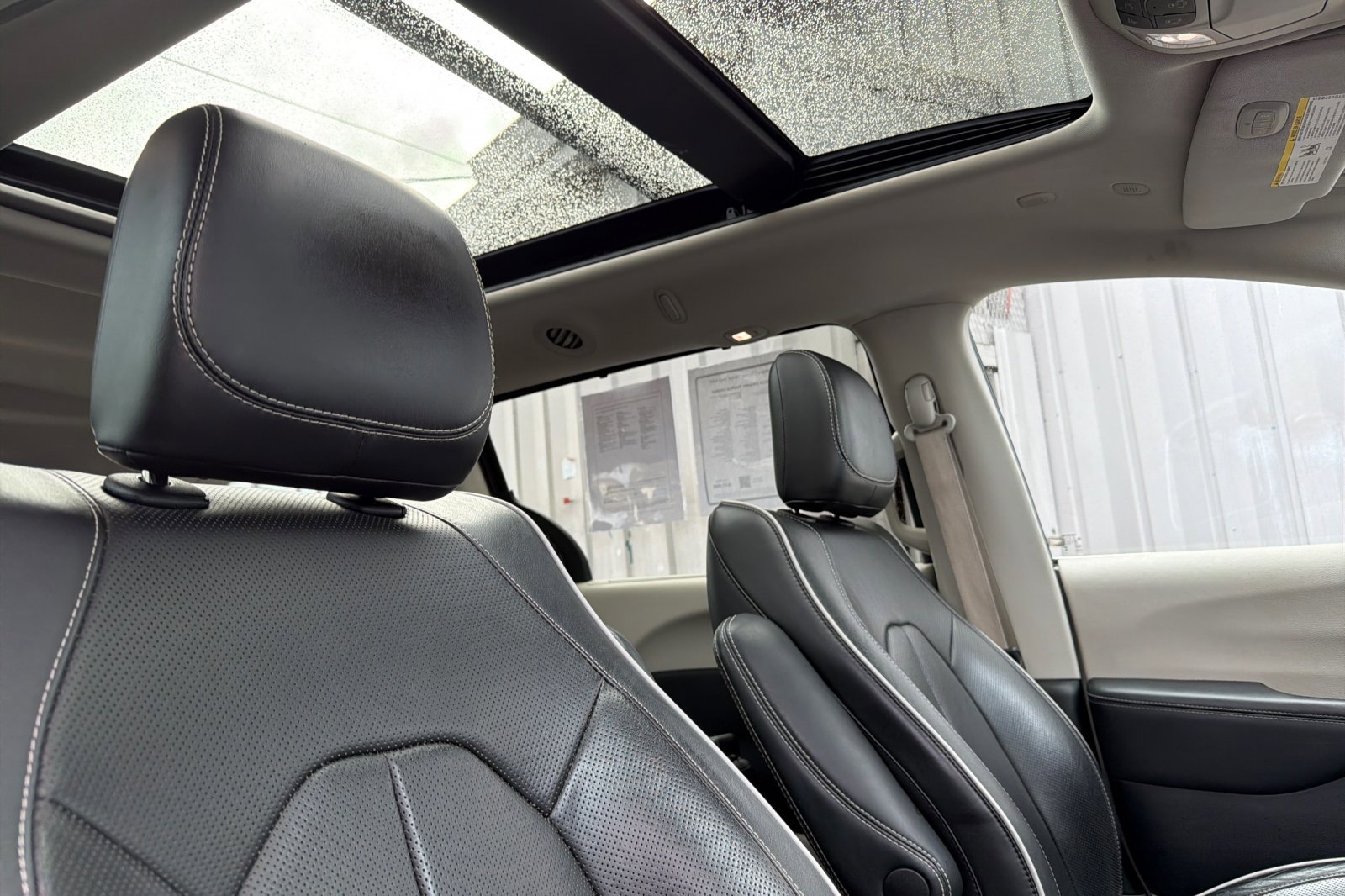 Used 2023 Chrysler Pacifica Limited image 17