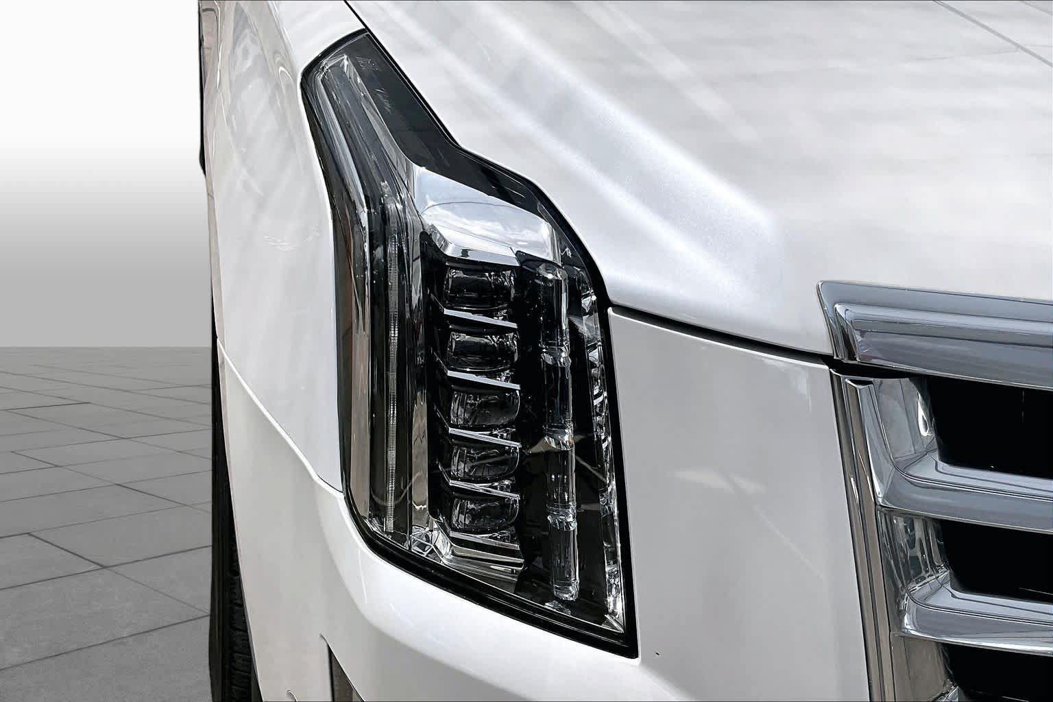 Used 2020 Cadillac Escalade Premium Luxury RWD image 27