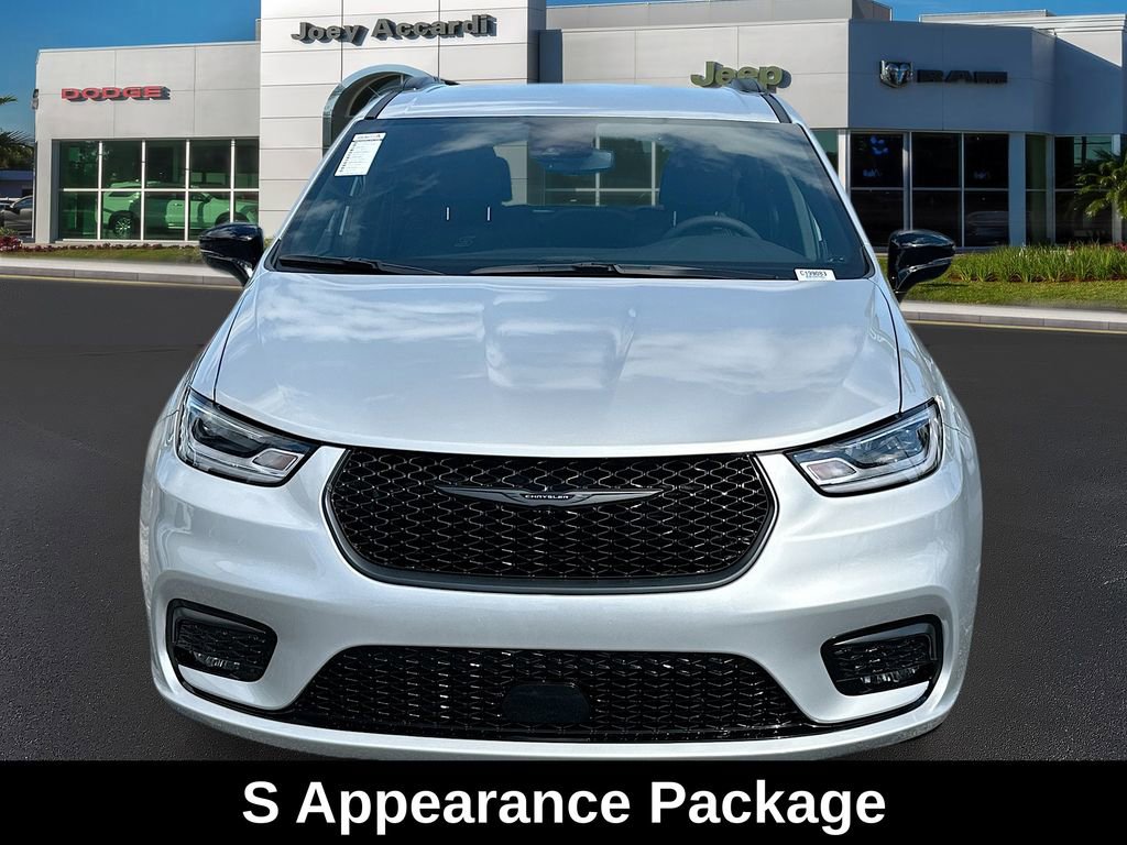 New 2026 Chrysler Pacifica Select image 2