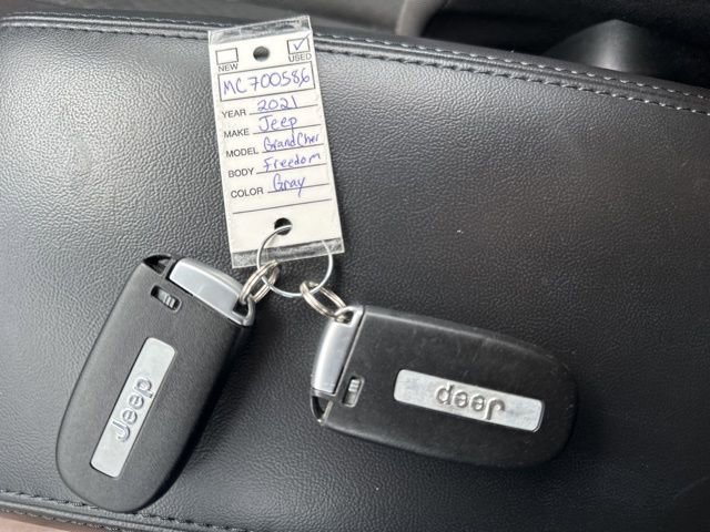 Used 2021 Jeep Grand Cherokee Laredo image 44