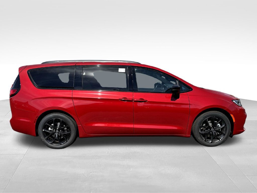 New 2026 Chrysler Pacifica Limited w/ Uconnect Theater Family Group FWD image 8