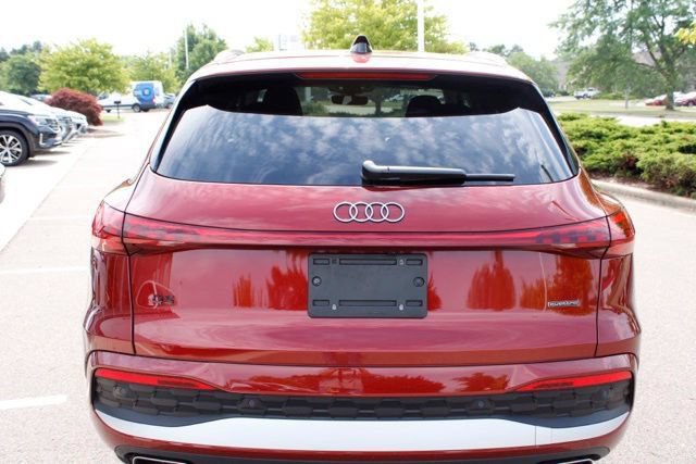 Used 2025 Audi Q5 Premium Plus w/ Premium Plus AWD/4WD image 4
